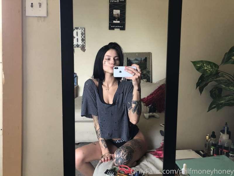 milfmoneyhoney image #0