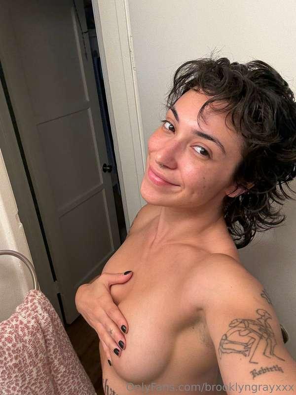 Getting ready for my livestream. 15 minutes. See you soon 😘😘