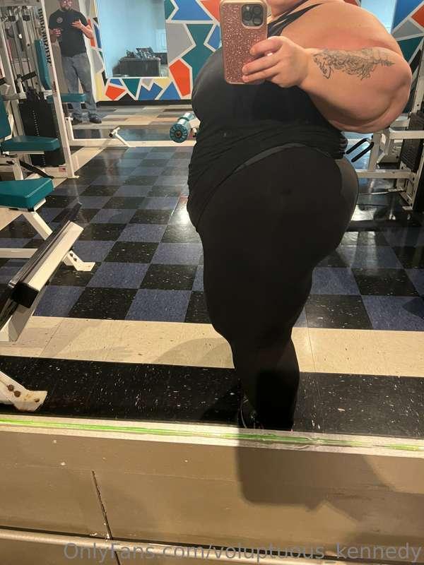 Booty shot in my compress leggings ( belly is still there ju..