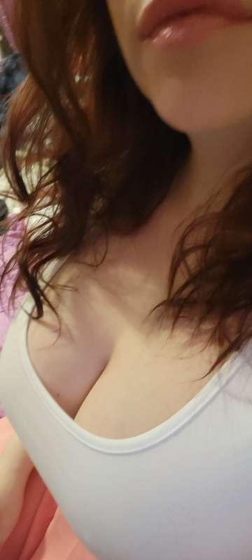 I am shooting custom vids tonight! Here's some cleavage 😁