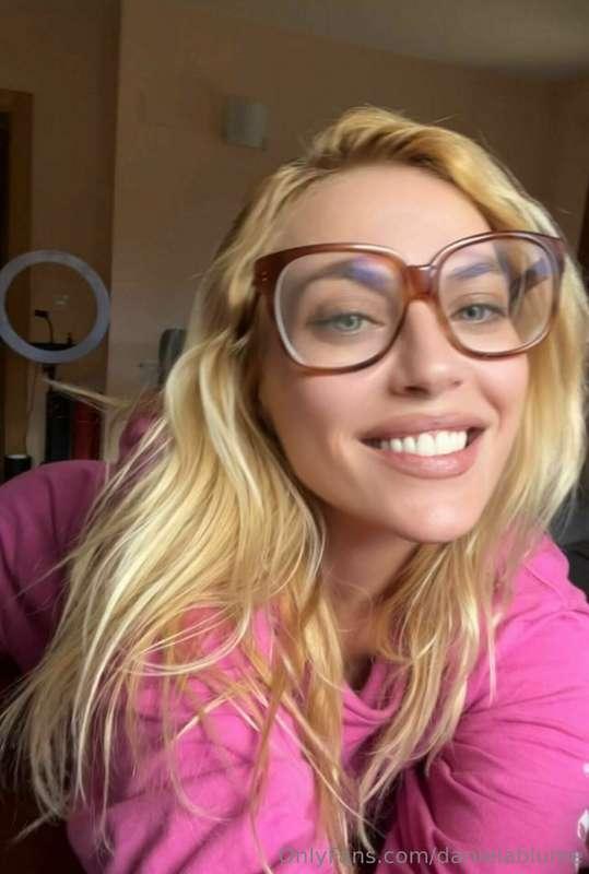Buenos días✨✨ 
Estoy por aquí ¿Qué haces tu?🍓🍓🍓