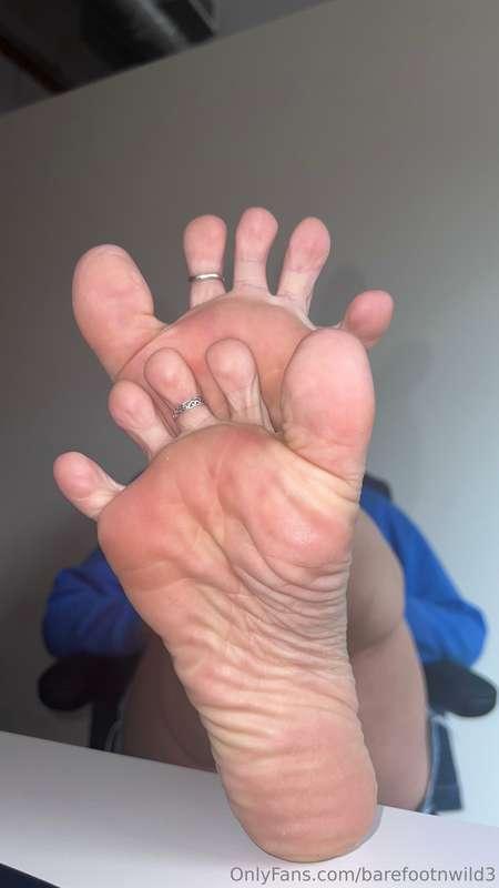 I need a new pedi so badly!!!!