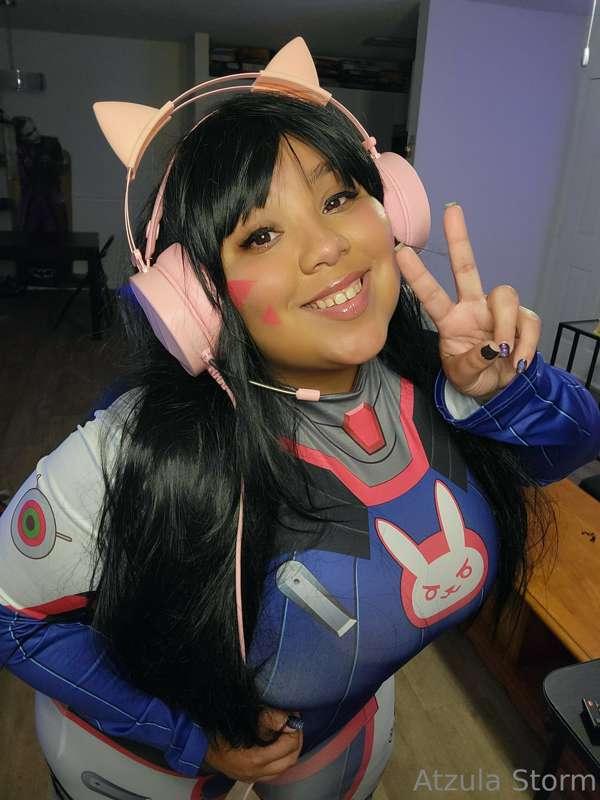 Happy Nerds-day!  D.va here!
But let's talk Overwatch! 
Who ..