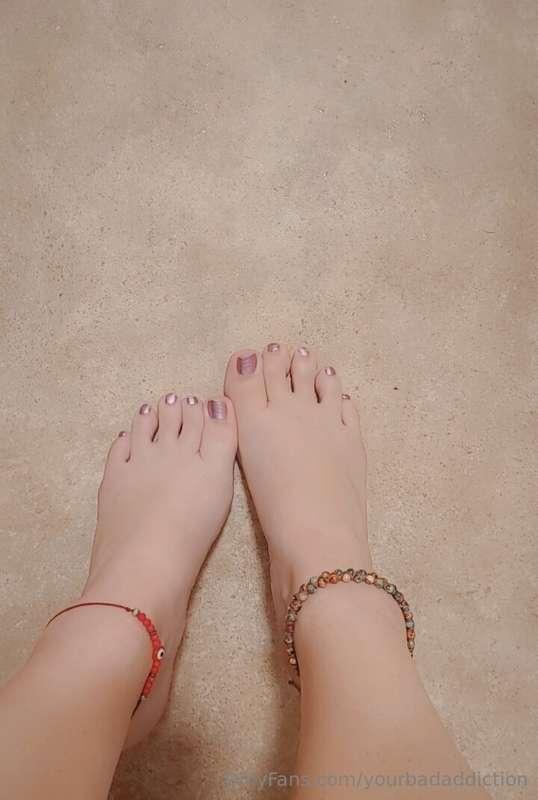 Ugh looks like it's time for my nails to get done again who ..