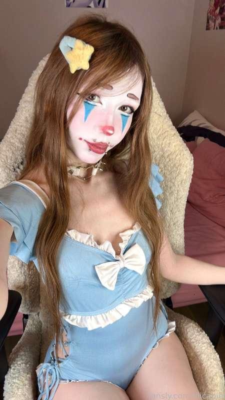 honk honk~ would u come to my circus show? been practicing a few tricks I only show when ur real close &lt;3
here’s my new clown look n some ahegao pics! it’s simple but cute ^^

#clown #anime #gamergirl #cute #cuteface #babygirl #kawaii #cosplay #cosplaygirl