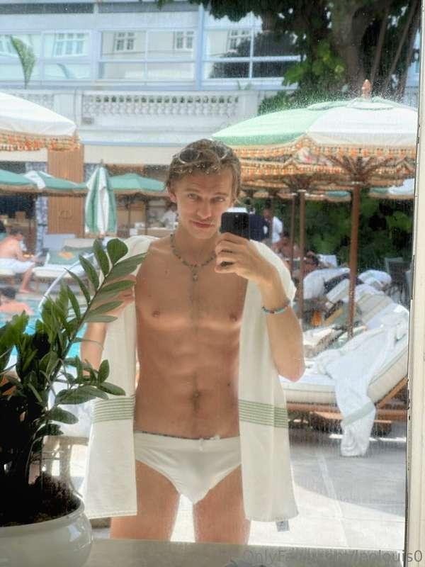 Got quite a few stares for this pool outfit😳