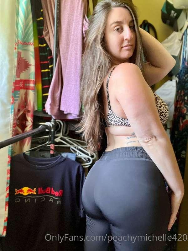 So what if my closet is messy, it has great lighting 🤙🏼🤣