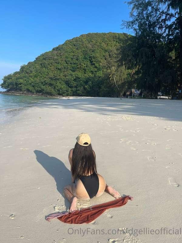 wanna fuckkkkk on the beach ? 😋