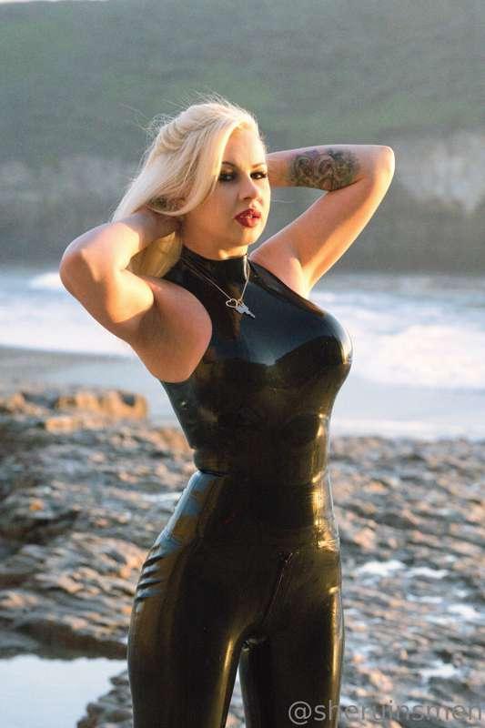 Rub me down and grab the lube?

💘