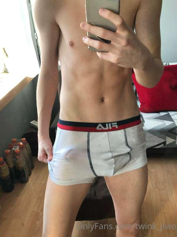 Woow 🔥 That big bulge in my wet white boxers looks hot af 🥵