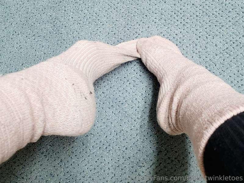 I hope your toes are staying warm through these winter days ..