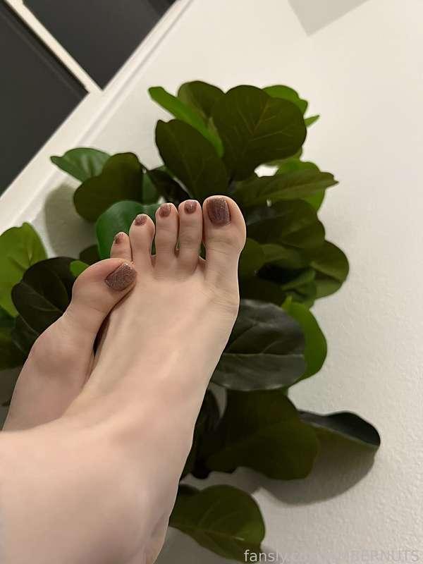 Can you feel the heat 🔥 from my feet? Now imagine what else I can do .

#fyp #tits #blonde #nude #skinny #young #teen #ass #pussy #boobs #18 #feet