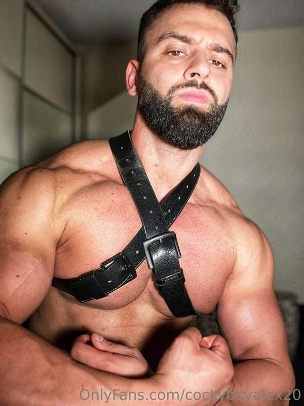 Those pecs demand to be worshiped😈