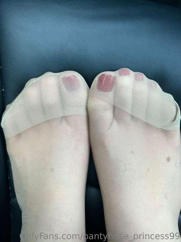 I need a foot rub in the car🤭