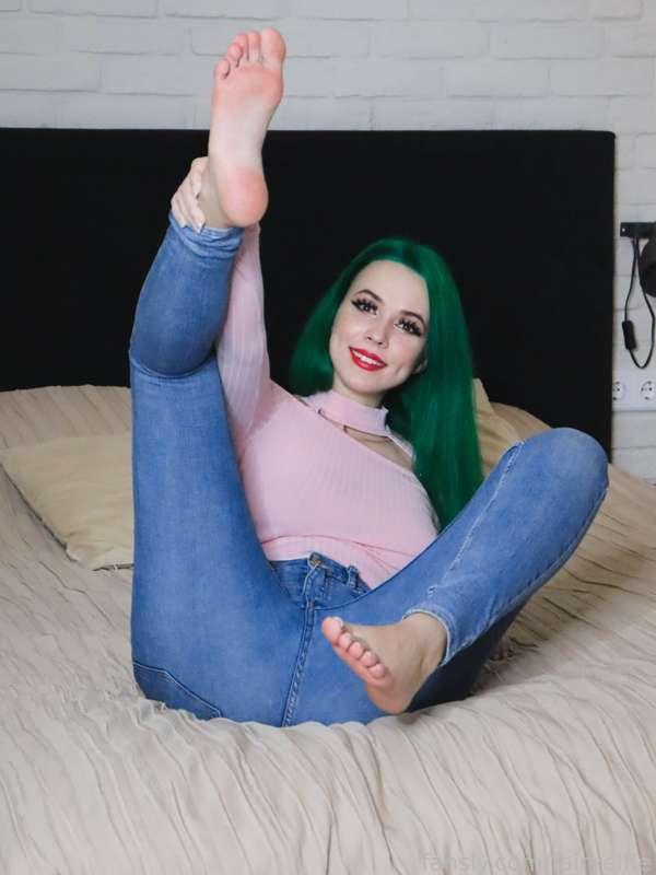 So sexy feet🩷 

#barefeet #barefoot #feetfetish #footfetish #feet #soles #feetinjeans #pinksoles #greenhair 
#jeans