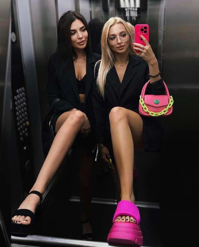 ## **Your favourite girls 👩🏻‍❤️‍💋‍👩🏼**