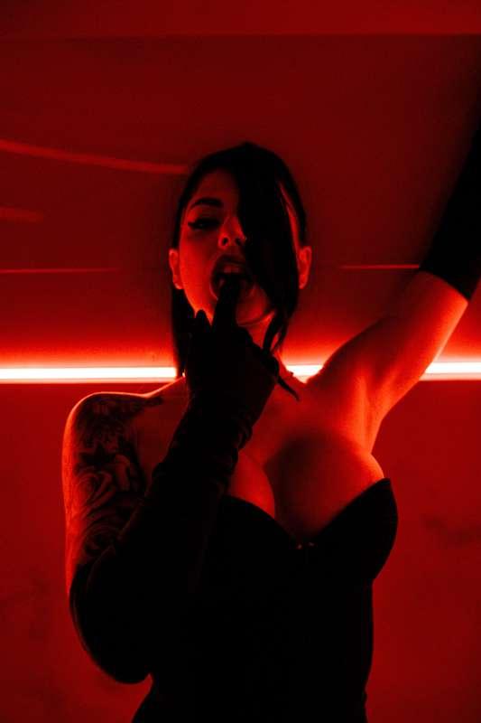 Happy Halloween! 👻🎃 I dare you to slide in my DMs and lets s..