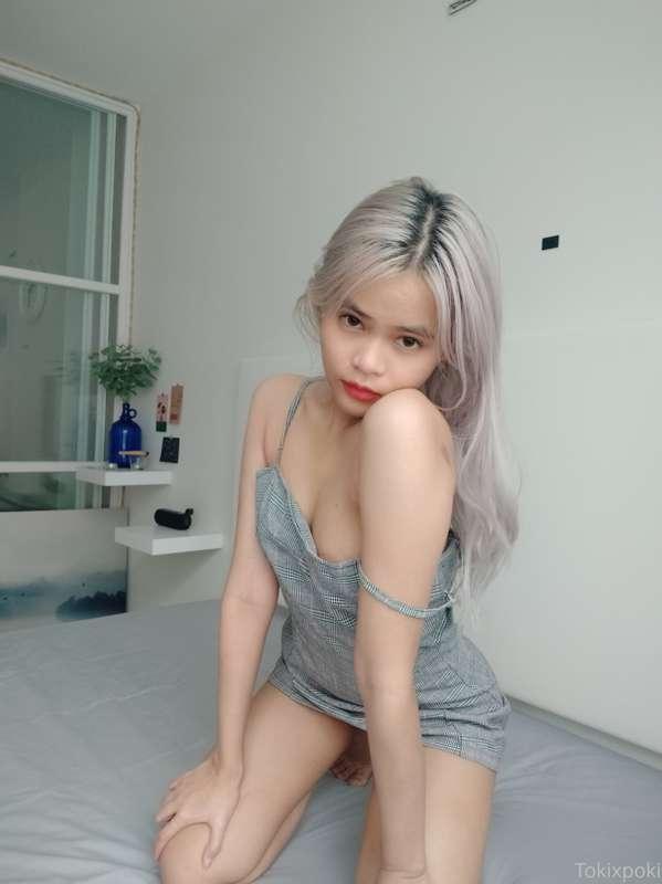 Short dress + no underwear = easy access 🙈