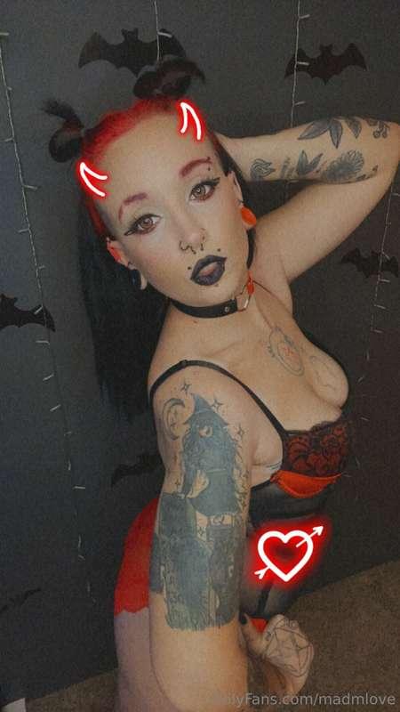 New hair… again 🖤❤️ I wanna make more content but don’t real..