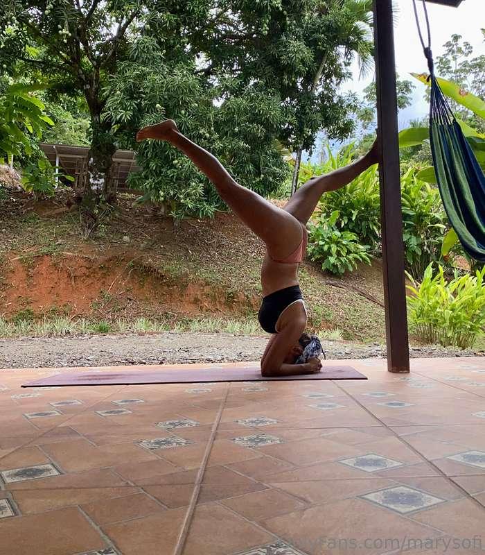 Morning yoga session 🧘‍♀️🍑