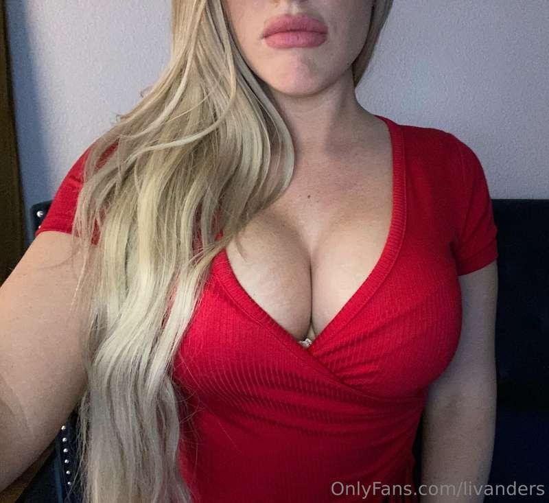 Loving the way my tits look in this tiny top! 😍