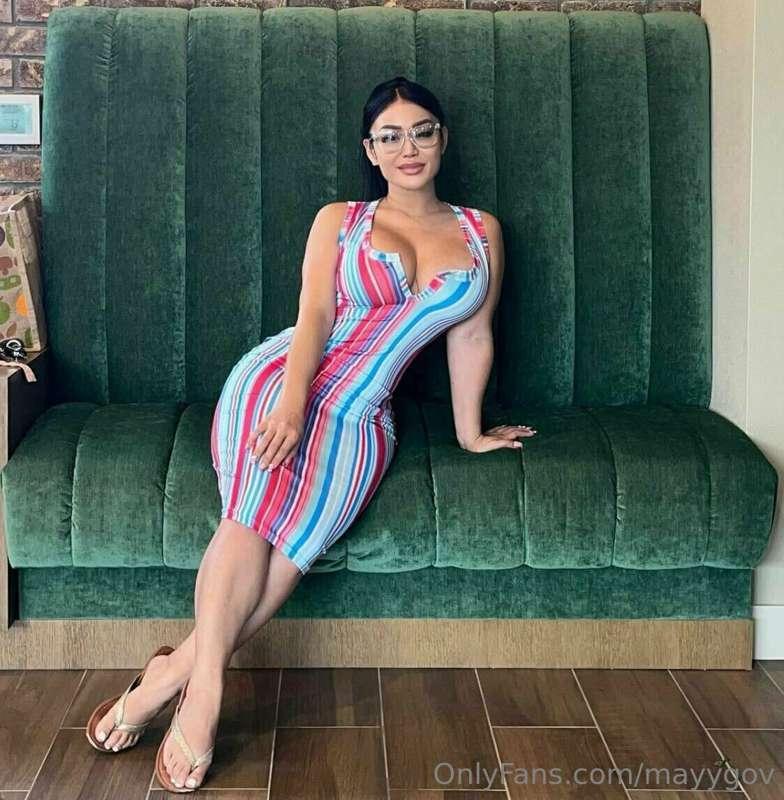 think this dress + glasses combo deserves a little more love..