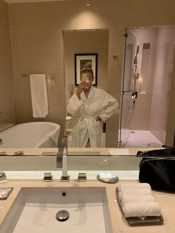 Enjoying work when you get to stay in Dubai for a night 😍