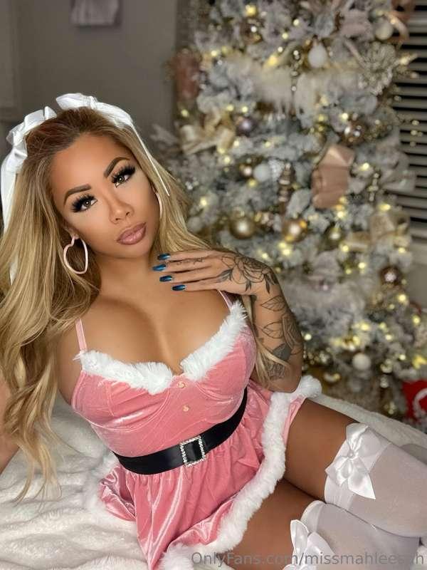 I’m the best gift to have under your tree 😇🎁