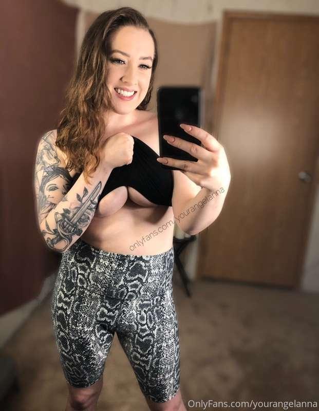 Showing off the goods on this mirror Monday 😻