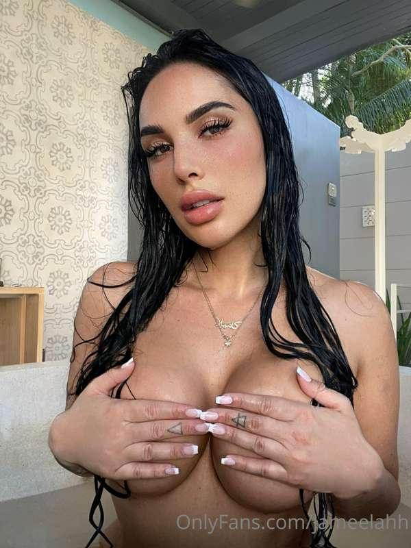 Should I drop my hands down? Check your DMs to see more😍