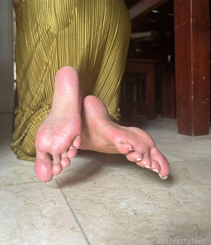 anikaprettyfeet_ image #0
