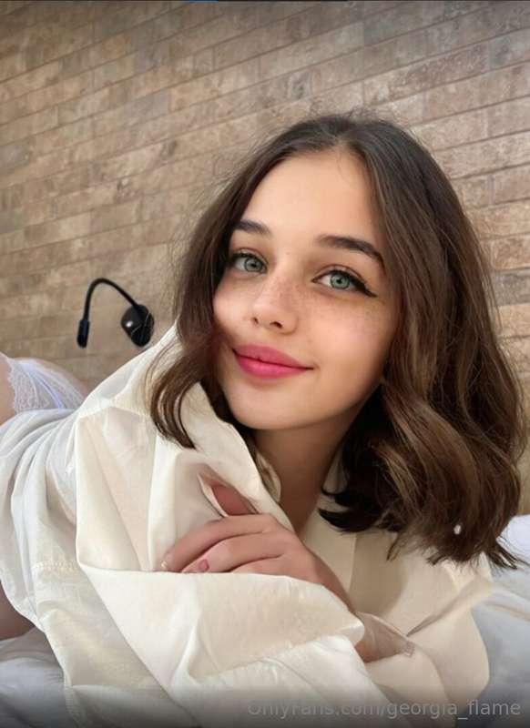 This SLIM and INNOCENT CUTIE has made her page FREE!💫

@naug..