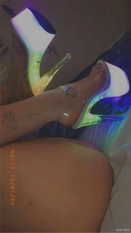 throw money at me, i’ll stick it in my slit 😚💦