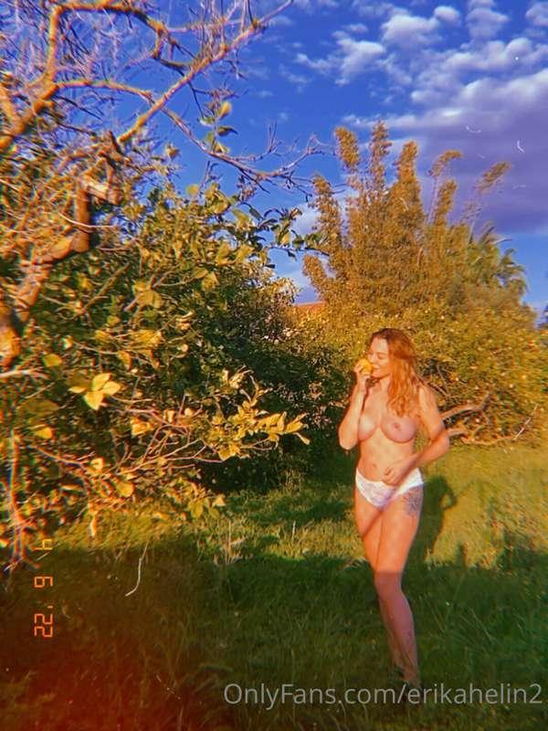 Topless video from the lemon garden. 💛
By subscribing @erika..