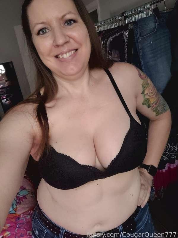 Good Monday morning! Make it a great day 😘❤️

#fyp #cougar #mature #milf #mommy #stepmom #pawg #curvy #bush #pierced #tattoos #smile