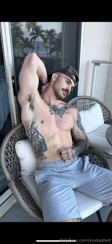 Outside on a weekend, in the mood to be worshipped 😏