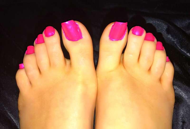 Bimbo feet 👣 Freshly painted 💕 xx