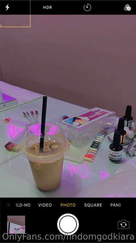 I’m back 💅🏽 who’s itching to pay for 𝑀𝑦 nails and coffee tod..