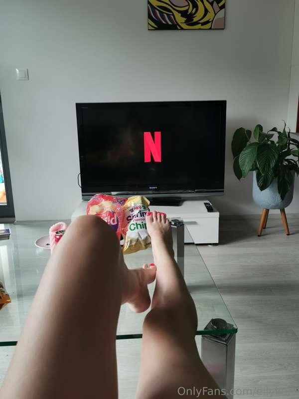 My nails are exactly the same color as the netflix logo is i..