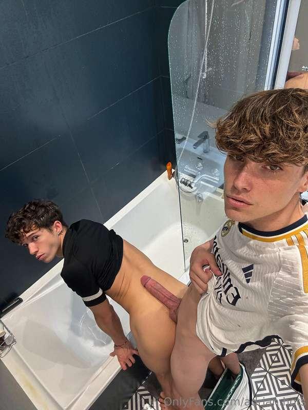 Maxence is about to put his big dick at the bottom 👅