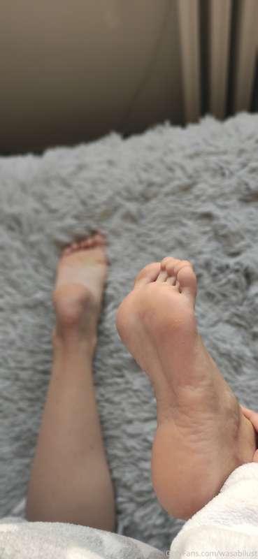 These warm and soft soles are ready to be worshipped 🔥

Want..