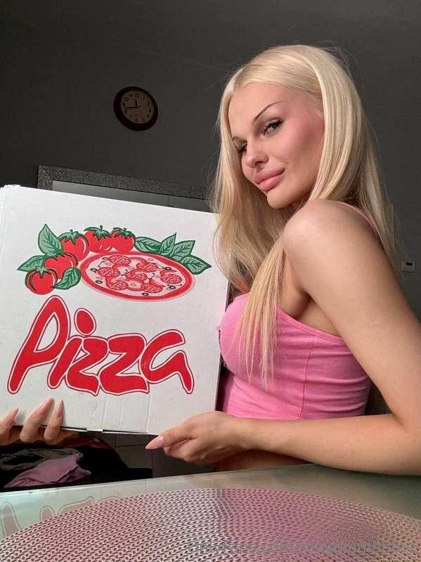 I dine on delicious and juicy pizza 🍕😋 I love it with cheese..