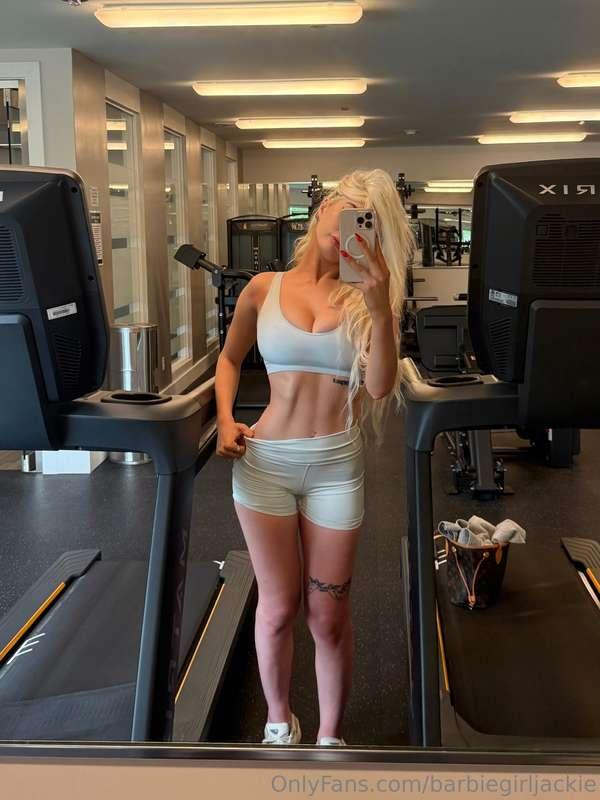 Wanna see how this set looks after the workout? DM me 😋