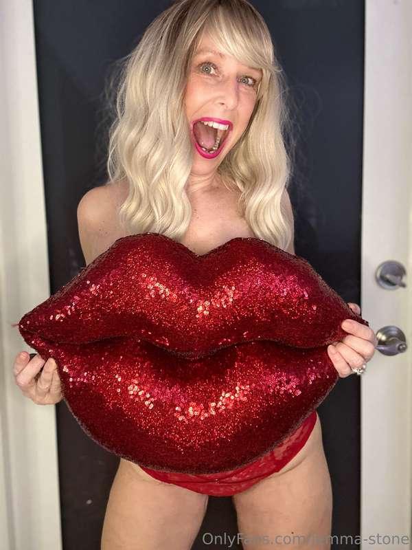 Would you like to put your dick in my mouth? 👅