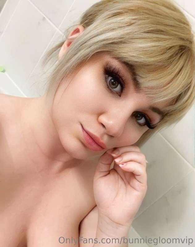 (I am bathing with makeup on, fight me 😜)