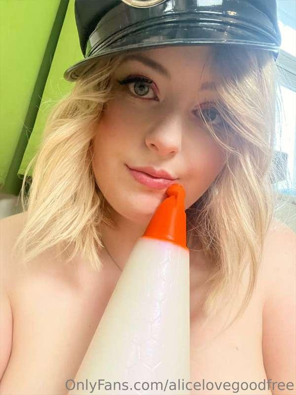 OMG I really fucked a giant traffic cone dildo! This stretch..