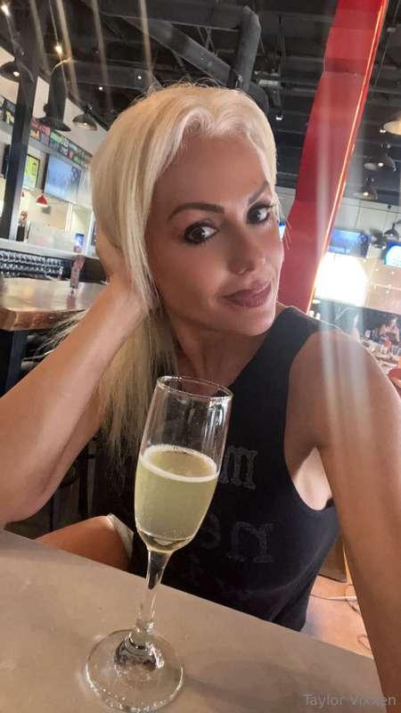 What to do when you’re waiting for your pizza in Vegas… happ..