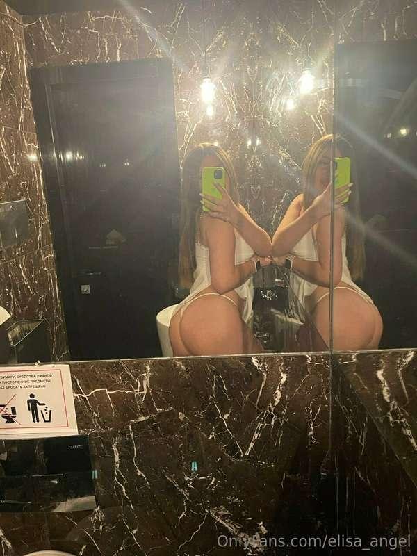 I've never taken a photo of my ass🍑😍 in a restaurant wc, but..