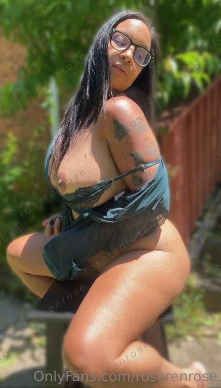 A wild milf in her natural habitat 😈😝