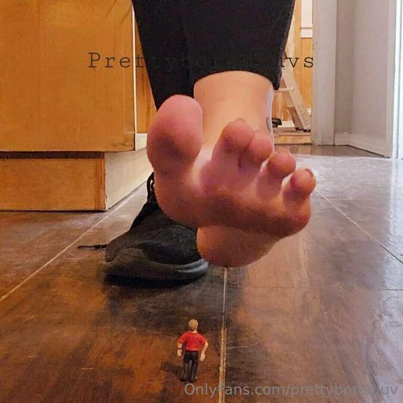 Steppin into the weekend 🦶💋